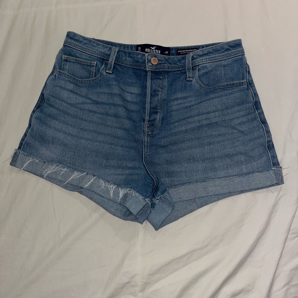 Hollister Ultra High-Rise Mom Shorts 3”